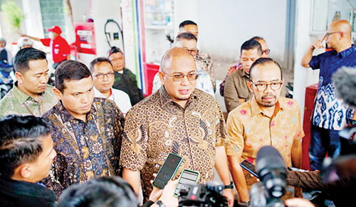 KETERANGAN PERS— Anggota Komisi VI DPR RI asal Sumatera Barat, Andre Rosiade memberikan keterangan kepada wartawan, usai bertemu dengan Dirut PT.Pertamina Patra Niaga, Riva Siahaan dan General Manager Pertamina Patra Niaga Regional Sumbagut, Freddy Anwar di Padang, Rabu (22/11).