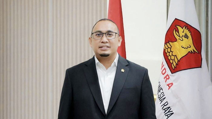 Andre Rosiade Sayangkan Pose Tiga Jari Mahfud MD dengan Pilot Garuda 1 Andre Rosiade