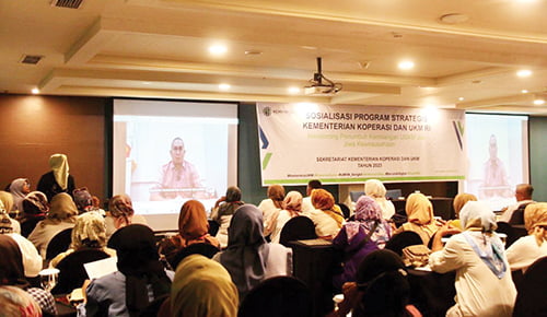 Andre Rosiade: Usaha Mikro Berkelanjutan Tingkatkan Taraf Hidup dan Kurangi Pengangguran 1 SOSIALISASI— Anggota DPR RI Andre Rosiade membuka Sosialisasi Program Strategis Kementerian Koperasi dan Usaha Kecil dan Menengah (Kemenkop UKM) bertajuk Mendorong Penumbuh Kembangan UMKM dan Jiwa Kewirausahaan di Hotel Mercure Padang, Rabu (8/11).