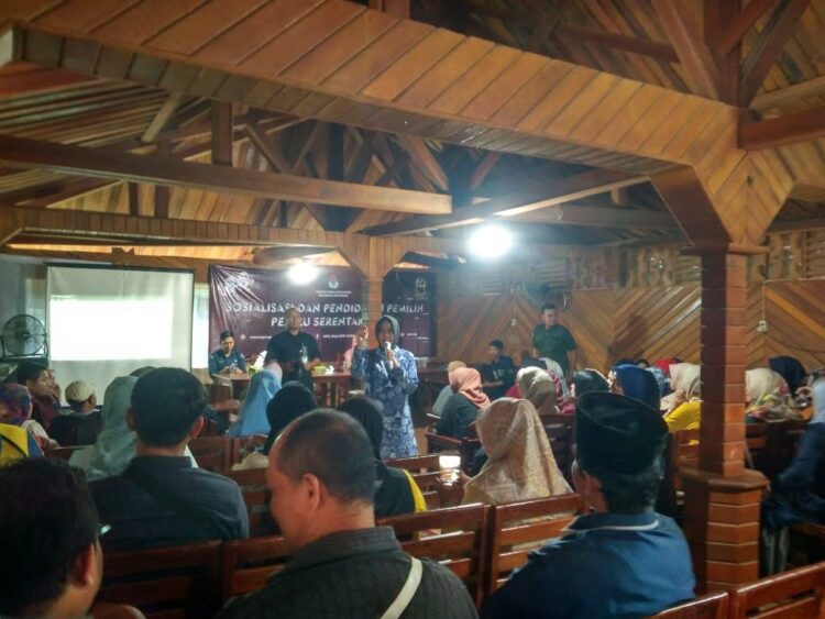 Rezka Oktoberia Ajak Pemilih Pemula Gunakan Hak Pilih 1 SOSIALISASI PENDIDIKAN PEMILIH— Anggota Komisi II DPR RI Rezka Oktoberia menyampaikan sosialisasi dan pendidikan pemilih Pemilu Serentak 2024, di aula GOR Rawang, Kota Payakumbuh, Sabtu (11/11).