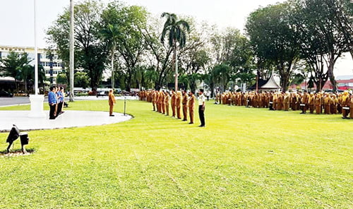 APEL GABUNGAN ASN—  Sejumlah ASN Pemprov Sumbar dari berbagai OPD menghadiri apel gabungan, di halaman kantor Gubernur Sumbar, beberapa waktu lalu.