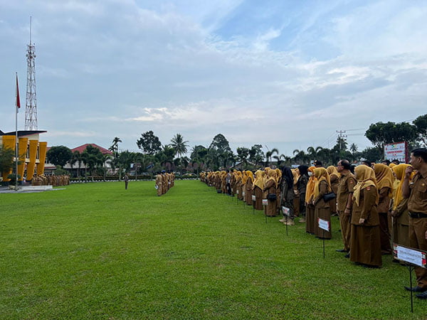 Apel Gabungan Kabupaten Agam, Momentum Bangun Kebersamaan Ciptakan Kemajuan Daerah 1 APEL GABUNGAN— Apel gabungan Pemerintahan Kabupaten Agam di halaman kantor Bupati Agam, Senin (6/11).