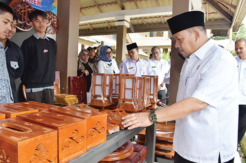 Atasi Pengangguran dari Kalangan Alumni, SMKN 1 Ampek Angkek Datangkan 26 DUDI 1 JOB FAIR— SMKN 1 Ampek Angkek datangkan 26 Dunia Usaha dan Industri (DUDI) untuk merekrut tenaga kerja yang berasal dari alumni sekolah itu, lewat Job Fair dan Gebyar Vokasi, di SMKN 1 Ampek Angkek, Rabu (15/11).