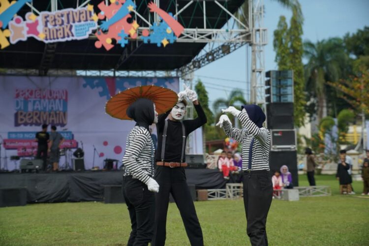 MERIAHKAN FESTIVAL ANAK— Pembukaan Festival Anak Provinsi Sumbar Tahun 2023, Sabtu (18/11) di Istana Gubernuran Sumbar dimeriahkan atraksi pantomim dari siswa SLB YPPLB.