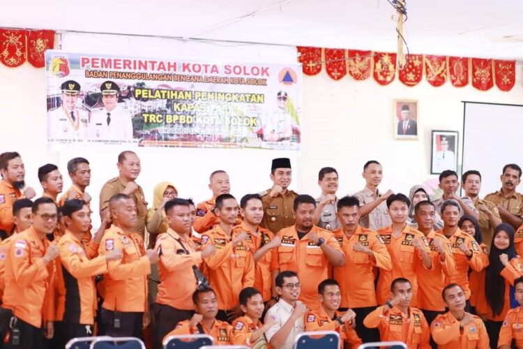 BPBD Gelar Pelatihan, Peningkatan Kapasitas Tim TRC 1 BERSAMA—Wali Kota Solok, Ramadhani bersama peserta yang akan ikut pelatihan kebencanaan.