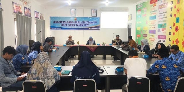 Terkait Diseminasi Kajian Sistem Pengelolaan Akhir Sampah, Pemko Jalin Kerja Sama dengan LPPM Unand 1 SAMBUTAN—Kepala Badan Penelitian dan Pengembangan Kota Solok, Jonedi saat berikan sambutan.