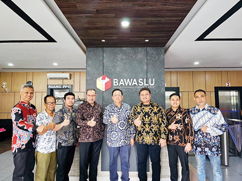 Bawaslu Mediasi Sengketa DCT Caleg DPD RI, Irman Gusman Apresiasi KPU Meski tak Hadir 1 MEDIASI— Irman Gusman menghadiri proses mediasi sengketa proses pemilu pencoretan Irman Gusman dari DCT DPD Dapil Sumbar, Kamis (9/1) di kantor Bawaslu RI.