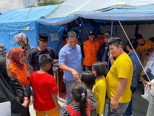 Bank Nagari Salurkan Bantuan Korban Kebakaran di Pasar Kuliner 1 SERAHKAN BANTUAN— Pj Wali Kota Padang Panjang Sonny Budaya Putra dan Pj. Sekretaris Daerah Kota Winarno, bersama Kepala Kantor Cabang Bank Nagari Padang Panjang, Imelda Angreini, S.E langsung memberikan bantuan untuk korban kebakaran Pasar Kuliner,