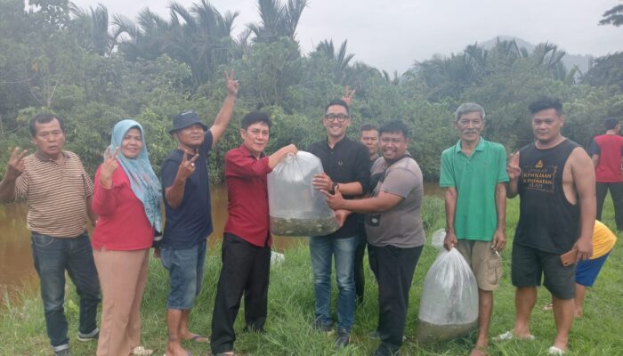 Rachmad Wijaya Tebar Ribuan Bibit Ikan Nila untuk Warga Skep Mata Air