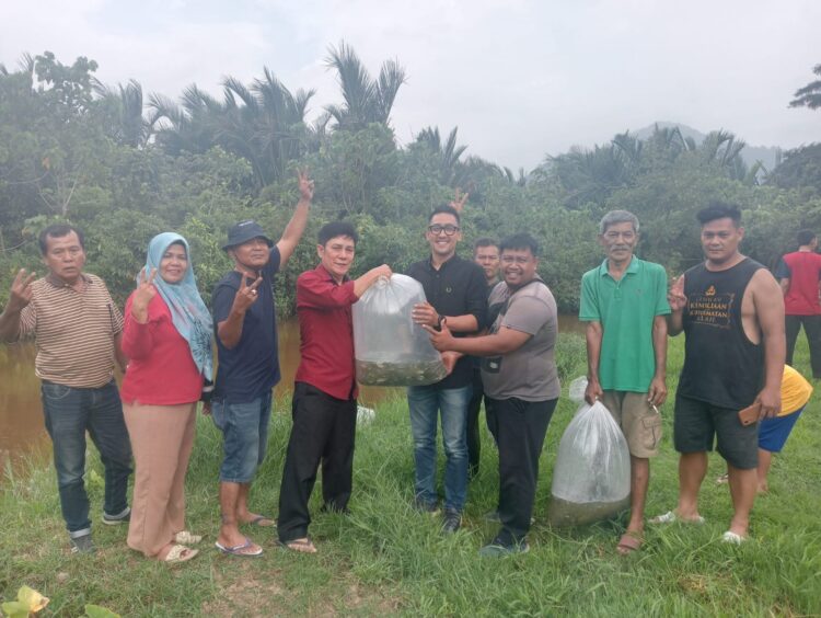 Rachmad Wijaya Tebar Ribuan Bibit Ikan Nila untuk Warga Skep Mata Air 1 Rachmad Wijaya menyerahkan ribuan bibit ikan nila kepada masyarakat Skep Mata Air, Padang Selatan melalui tokoh masyarakat setempat Ali.