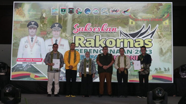 Bappenas Dorong Pengembangan Geopark, Tingkatkan Pariwisata dan Jaga Kelestarian Alam 1 RAKORNAS— Deputi Bidang Kemaritiman dan SDA, Vivi Yulaswati bersama Bupati Sijunjung Benny Dwifa, Wabup Iraddatillah dan Pj Wako Sawahlunto, Dr.Zefnihan saat Rakornas Perencanaan Geopark Indonesia tahun 2023 di Sijunjung.