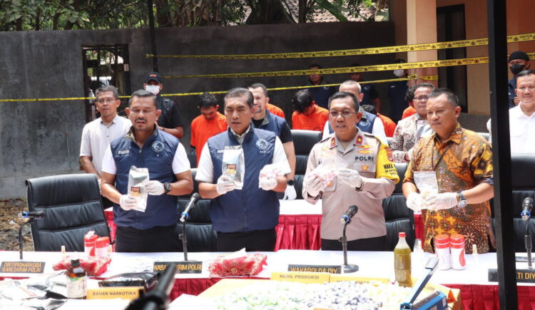 Bareskrim Bongkar Peredaran Narkoba Modus Keripik Pisang 1 PERLIHATKAN BUKTI— Kabareskrim Polri Komjen Pol Wahyu Widada memperlihatkan barang bukti pengungkapan kasus peredaran narkoba dengan modus keripik pisang.