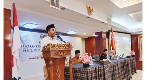 Bawaslu Minta Panwascam Tingkatkan Sosialisasi ke Masyarakat 1 RAPAT KOORDINASI— Koordinator Divisi Pencegahan Partisipasi Masyarakat dan Humas Bawaslu Agam Yuhendra saat rapat koordinasi pengawasan pemutakhiran data pemilih dalam Pemilu serentak 2024, Senin (30/10).