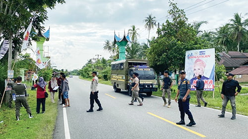 Sudah Berikan Waktu 3 Hari tapi Tak Diindahkan, Bawaslu Agam Copot APK yang Terpasang Sebelum Masa Kampanye 1 PENERTIBAN APK— Bawaslu Agam yang dibantu personel Satpol PP Agam mulai menertibkan APK yang terpasang sebelum masuknya masa kampanye.