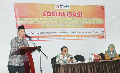 Hasilkan Pemilu Berkualitas, Bawaslu Pastikan Pengawasan Memasuki Tahapan Kampanye Terbuka 1 SOSIALISASI— Bawaslu Bukittinggi sosialisasikan pengawasan pencalonan Presiden dan Wakil Presiden, anggota DPR, DPD serta DPRD, yang diikuti perwakilan 15 partai politik yang berkompetisi di Bukittinggi, Kamis (9/11).