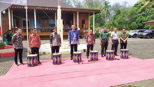 Bawaslu Kota Pariaman Deklarasi Kampung Pengawasan Pemilu Partisipatif 1 DEKLARASI— Pj Wali Kota Pariaman, Roberia bersama Bawaslu Kota Pariaman mendeklarasikan Pemilu damai sekaligus peresmian kampung pengawasan Pemilu partisipatif Kota Pariaman pada Pemilu 2024 di Halaman Rumah Tabuik Pasa Kota Pariaman, Jumat (3/11).