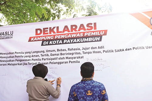 Bawaslu Payakumbuh Gelar Deklarasi Pemilu Damai, Perkuat Peran Seluruh Lapisan Awasi Pemilu 2024 1 TANDATANGAN— Pj Wali Kota Payakumbuh, Jasman menandatangani Deklarasi Pemilu Damai sekaligus peresmian Kampung Pengawasan Pemilu Partisipatif Kota Payakumbuh di Kelurahan Ibuh, Kecamatan Payakumbuh Barat, Senin (13/11).