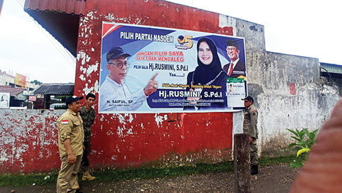 Tertibkan APK, Bawaslu Lima Puluh Kota Turunkan 30 Tim 1 PENERTIBAN APK— Bawaslu Kabupaten Limapuluh Kota menertibkan APK yang masih terpasang disaat belum jadwal Kampanye, Selasa (21/11).