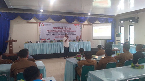 Bawaslu Pasbar Libatkan Banyak Pihak awasi Pelanggaran Pemilu 1 SOSIALISASI— Bawaslu Kabupaten Pasbar mengelar sosialisasi pengawasan pencalonan Presiden dan Wakil Presiden serta Anggota DPR, DPD dan DPRD, Selasa (7/11) di hotel Guchi Simpang Empat, Pasbar.