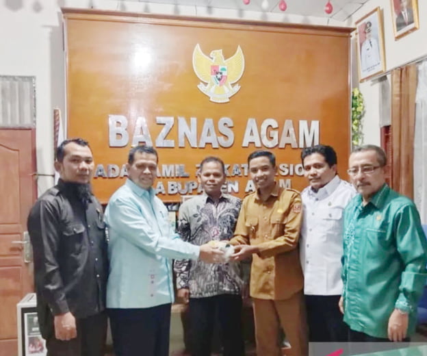 Baznas Agam Galang Bantuan Bagi Warga Palestina Rp244,75 juta 1 GALANG DANA— Badan Amil Zakat Nasional (Baznas) Kabupaten Agam,berhasil menggalang bantuan bagi warga Palestina sebesar Rp244,75 juta.