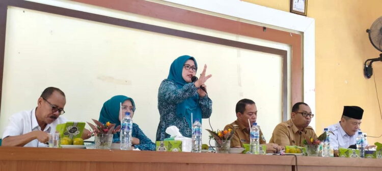 Kader PKK dan Dasawisma Dibekali Tatib Administrasi 1 ARAHAN—Ketua TP-PKK Padangpariaman Ny Yusrita Suhatri Bur berikan arahan pada kader PKK pada acara workshop tatib administrasi.