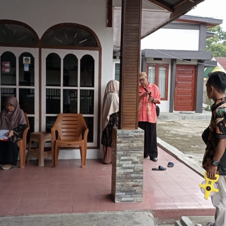 Realisasi Penyaluran Pupuk Subsidi Masih Rendah, Pemkab Solsel Minta Percepatan 1 ARAHAN— Petugas memberikan arahan kepada warga yang tinggal di kawasan rawan bencana.