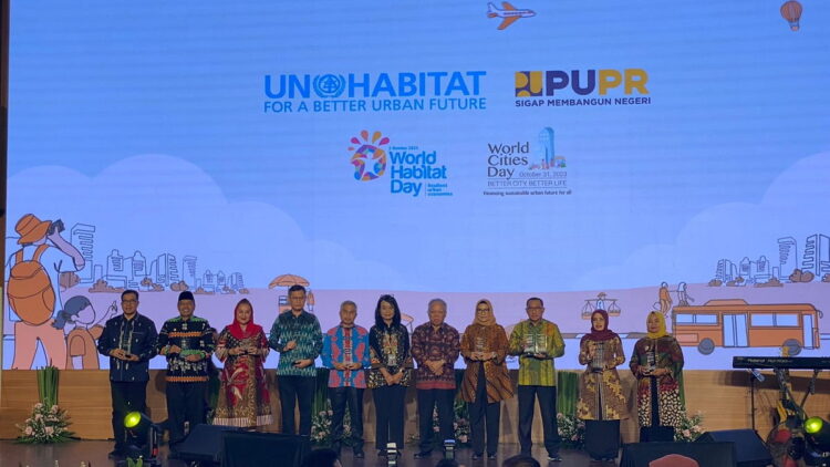 Komitmen Lestarikan Kota Pusaka, Sawahlunto dapat Hadiah Rp5 Miliar dari Kementerian PUPR 1 TERIMA HADIAH—
Pj Wako Zefnihan usai menerima hadiah dari Menteri PUPR Basuki Hadimuljono pada peringatan puncak Hari Habitat Dunia dan Hari Kota Dunia 2023 di Jakarta, Senin (30/10).