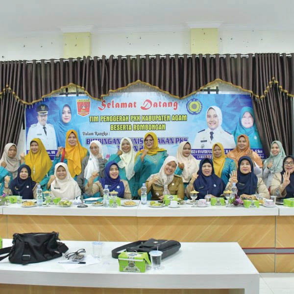 Motivasi PKK Tanjung Raya, Ny Yeni Berharap Kader Jalankan Program PKK 1 BIMTEK— Ketua TP PKK Kabupaten Agam Ny Yenni Andri Warman kembali lakukan kunjungan kerja ke PKK kecamatan dalam rangka memberikan bimtek Selasa (31/10) di Aula Kantor Camat Tanjung Raya.