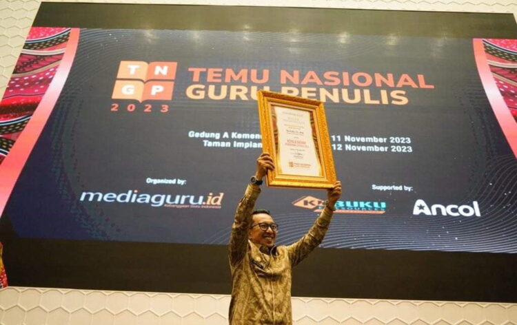 Bupati Eka Putra Satu-satunya Kepala Daerah Raih Penghargaan Penggerak Literasi 1 TERIMA PENGHARGAAN— Bupati Tanahdatar Eka Putra mengangkat tinggi piagam penghargaan sebagai Kepala Daerah Penggerak Literasi tahun 2023 pada kegiatan Temu Nasional Guru Penulis (TNGP).