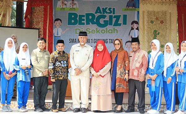 Aksi Bergizi di SMA N 1 Gunung Talang Solok, Gubernur Mahyeldi dan Ketua TP PKK Harneli Hadir Beri Motivasi 1 AKSI BERGIZI— Gubernur Sumbar, Mahyeldi beserta Ketua Tim Penggerak PKK Sumbar Harneli Bahar menhadiri aacara “Aksi Bergizi” di SMA Negeri 1 Gunung Talang.