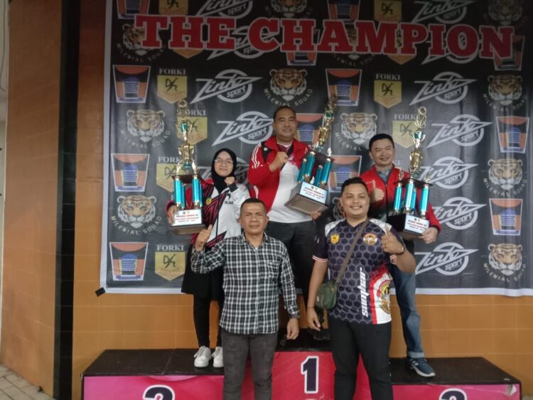 Bhayangkara Polresta B Juara Umum Milenial Cup I Karate Championship 1 FOTO BERSAMA— Para juara umum foto bersama Ketua Panpel, Addinul Zuchri serta karateka senior, Agusmardi.