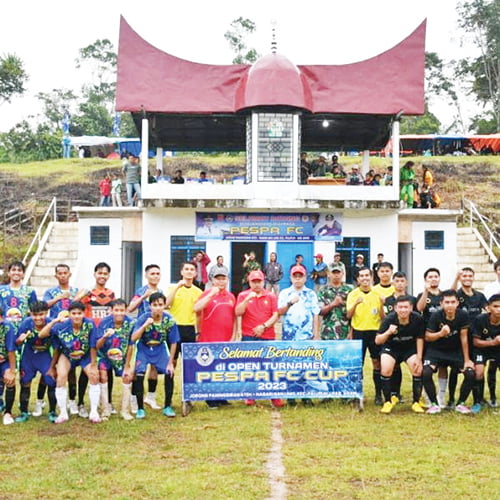 Buka Open Turnamen Pespa FC Cup ke-48, Bupati Janjikan Hadiah Khusus Bagi Pemenang 1 FOTO BERSAMA— Bupati Agam Andri Warman foto bersama peserta open turnamen sepak bola Pespa FC Cup 2023, di Kecamatan Palupuah, Minggu (19/10).