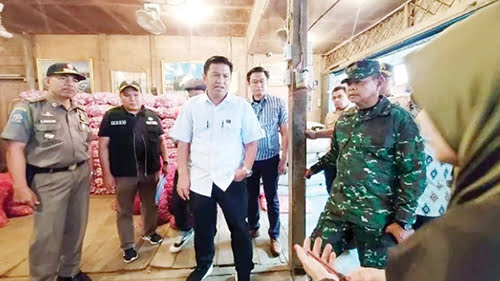 SIDAK HARGA PASAR— Asisten II Pemkot Bukittinggi, Rismal Hadi saat melakukan sidak harga pasar beberapa waktu yang lalu.