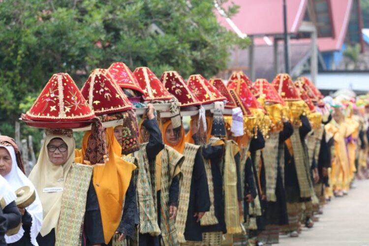 Tradisi Bakaua Adat Padang Laweh Sijunjung, Bundo Kanduang Menatiang Jamba Mengular di Jalan Nagari 1 MANATIANG JAMBA—Terlihat para Bundo Kanduang sedang menating jamba mengular di Jalan Nagari.