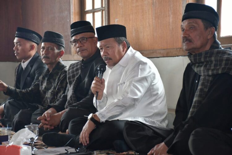 PAPARKAN— Bupati Agam, Andri Warman paparkan perkembangan penyelesaian permasalahan tanah eks lapangan terbang Gadut, Kecamatan Tilatang Kamamg, kepada ninik mamak nagari itu.