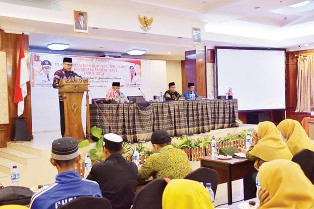 Guru MDTA, TPA dan Tahfiz Tulang Punggung Pembangunan SDM 1 PELATIHAN GURU— Bupati Agam melalui Inspektur Drs Welfizar, MSi saat membuka pembinaan dan pelatihan guru MDTA/TPA/Tahfiz se-Kecamatan Tanjung Raya, Sabtu (11/11) di Lubuk Basung.