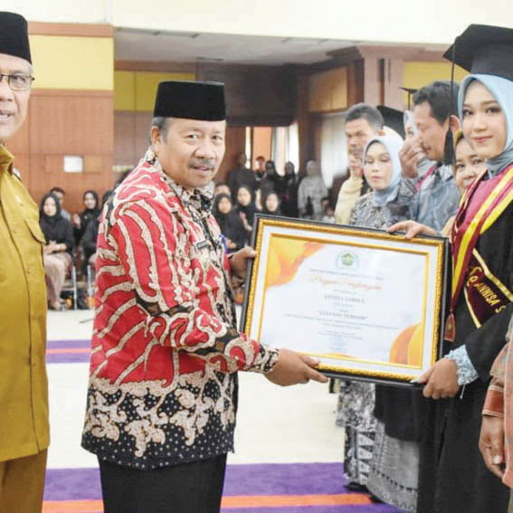 Bupati Hadiri Wisuda Ahli Madya Farmasi XI TA 2022/2023 1 HADIRI WISUDA— Bupati Agam Dr H Andri Warman MM menghadiri sidang senat terbuka Akademi Farmasi Imam Bonjol Bukittinggi dalam wisuda dan pengambilan sumpah Ahli Madya Farmasi Angkatan XI Tahun Akademik 2022/2023, Selasa (31/10).