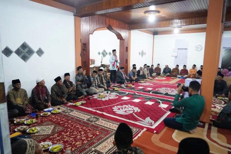 MAULID NABI— Bupati Tanahdatar Eka Putra saat mengikuti Maulid Nabi Besar Muhammad, SAW di Surau Wahda Galanggang Jorong Sikaladi Nagari Pariangan Kecamatan Pariangan, Kamis (9/11) malam.