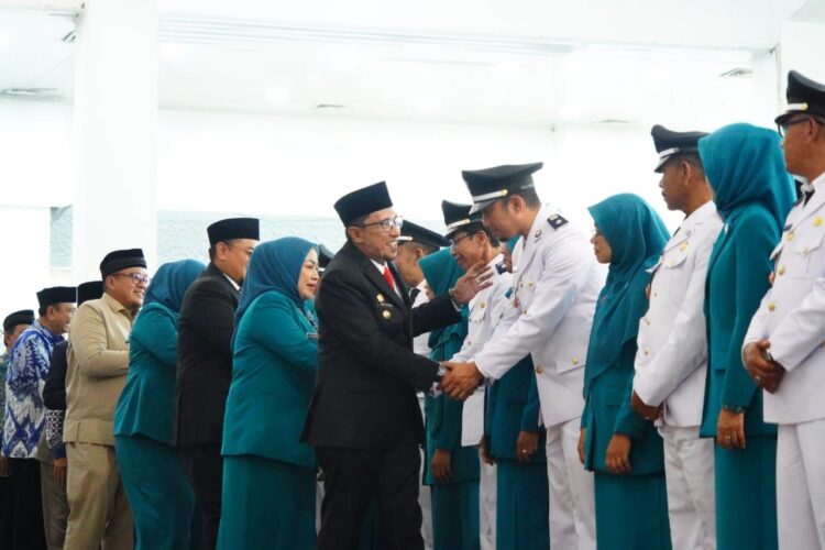 54 Wali Nagari se-Tanahdatar Dilantik 1 PELANTIKAN WALI NAGARI —Bupati Tanah Datar Eka Putra memberi selamat kepada 54 Wali Nagari terpilih usai dilantik, Gedung Nasional Maharajo Dirajo, Senin (13/11).
