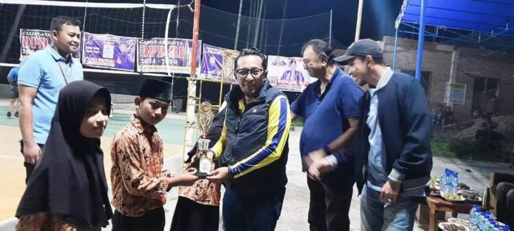 ”Tingkatkan Ibadah, Olahraga Jangan Lupa” 1 TURNAMEN— Bupati Tanah Datar Eka Putra membuka turnamen Volley Ball Bupati Cup di lapangan Pincuran Pinang Balai Labuah Bawah Nagari Lima Kaum, Minggu (29/10) malam.