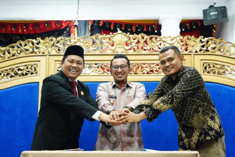 Bupati Eka Putra Tanda Tangani NPHD Pendanaan Pilkada 2024 1 KOMPAK—Bupati, Ketua KPU dan Ketua Bawaslu kompak usai penanda tanganan NPHD.