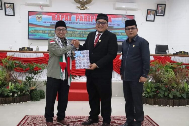 Tingkatkan PAD Tanah Datar, Data Objek Pajak, Pemungutan dan Retribusi Diintensifkan 1 JAWABAN BUPATI— Bupati Tanahdatar Eka Putra serahkan jawaban atas pandangan umum fraksi terhadap Nota Penjelasan Bupati Tanah Datar terhadap Rancangan Peraturan Daerah (Ranperda) APBD Tahun Anggaran 2024.