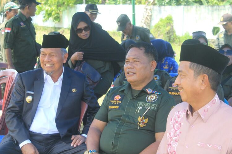 Peringati Hari Pahlawan, Hamsuardi dan Risnawanto Kunjungi TMP Jambak 1 KUNJUNGI TMP— Bupati Pasba Hamsuardi didampingi Wakil Bupati Risnawanto bersama stakeholder terkait langsung mengunjungi Taman Makam Pahlawan yang berada di Jambak, Kecamatan Luhak Nan Duo.