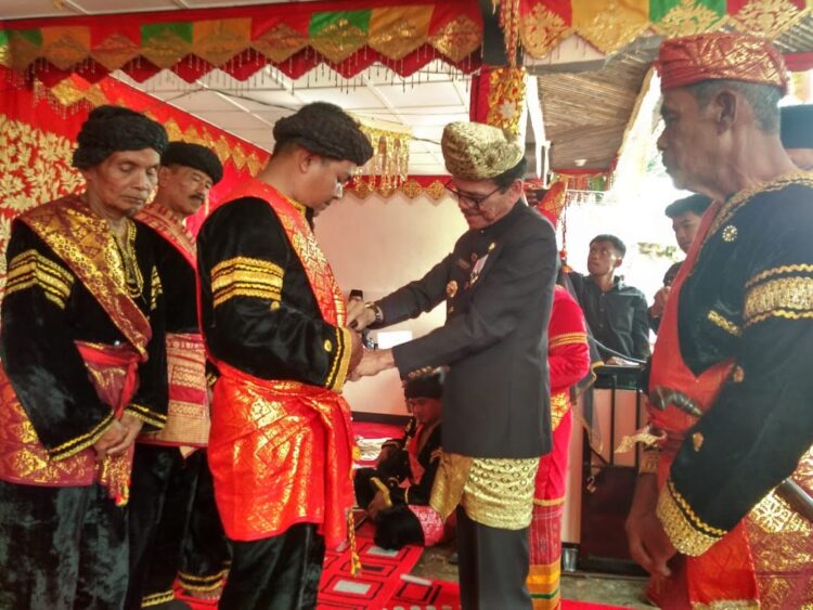 PELEWAAN— Bupati Limapuluh Kota menyarungkan keris kepada panghulu yang baru saja dilewakan di Balai Adat Nagari Simpang Kapuak