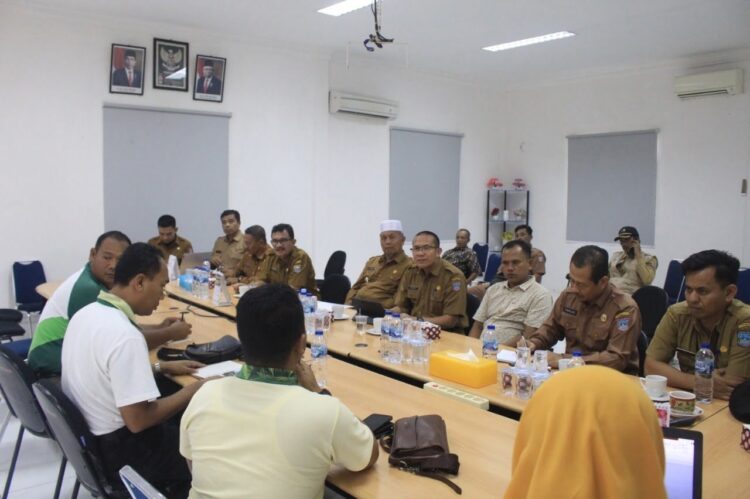 RAPAT STUNTING— Bupati Pasbar H.Hamsuardi menggelar rapat dalam rangka penanggulangan kemiskinan dan stanting dengan menggandeng PT Agrowiratama di Sungai Aur.