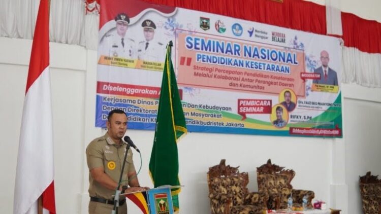 Direktorat Pendidikan Masyarakat dan Pendidikan Khusus Gandeng Dinas Dikbud Sijunjung, Gelar Seminar Nasional Pendidikan Kesetaraan 1 SAMBUTAN—Bupati Sijunjung, Benny Dwifa Yuswir memberi sambutan saat Seminar Nasional Pendidikan Kesetaraan.