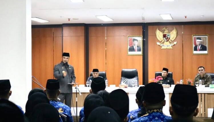 Dilantik dan Diambil Sumpah Jabatan, Bupati Sijunjung Ingatkan PNS dan PPPK 1 SAMBUTAN—Bupati Benny Dwifa Yuswir berikan sambutan oaa acara pelantikan 31 pegawai pemerintah dengan perjanjian kerja (PPPK) fungsional teknis di lingkungan Pemerintah Kabupaten Sijunjung.