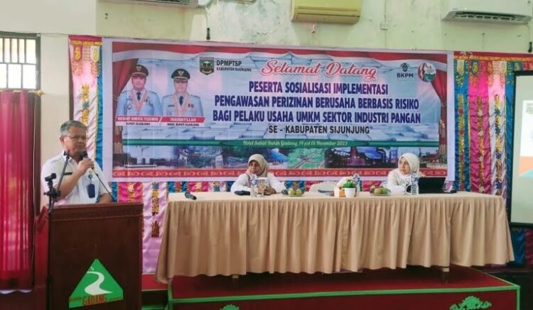 Untuk Pelaku UMKM di Industri Pangan, DPMPTSP Gelar Sosialisasi Implementasi Pengawasan Perizinan Berbasis Risiko 1 SOSIALISASI— Bupati Sijunjung diwakili Kepala DPMPTSP Kabupaten Sijunjung, Jaheri, menyampaikan sambutan saat membuka sosialisasi Implementasi Pengawasan Perizinan Berbasis Risiko.