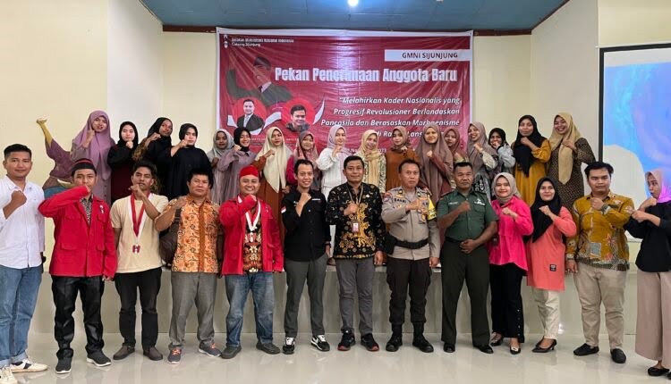 Lahirkan Kader Nasionalis yang Progresif Revolusioner, GMNI Sijunjung Gelar Pekan Penerimaan Anggota Baru 1 FOTO BERSAMA— Kepala Dinas Kominfo David Rinaldo usai membuka kegiatan Pekan Penerimaan Anggota Baru foto bersama.