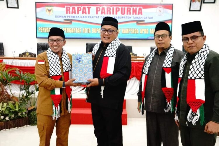 SERAHKAN— Bupati Eka Putra serahkan nota penjelasan terhadap Ranperda APBD 2024 pada Ketua DPRD H.Roni Mulyadi. Dt Bungsu.